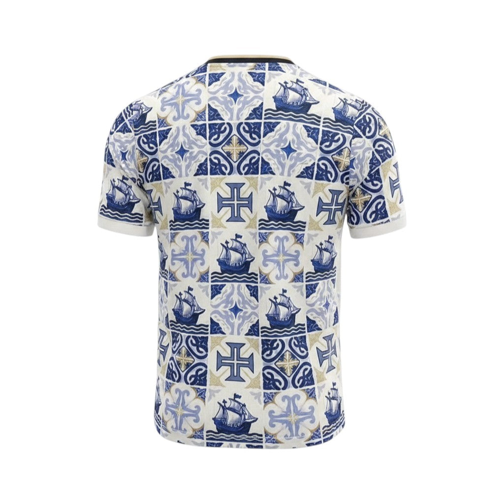 Camisa T-Shirt Portugal Especial da Velukz, com estampa de Portugal e detalhes coloridos, vista frontal.