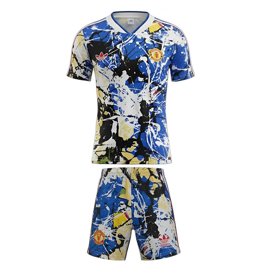 Conjunto infantil Manchester United Velukz com camisola rosa e calções, ideal para crianças fãs do clube de futebol.