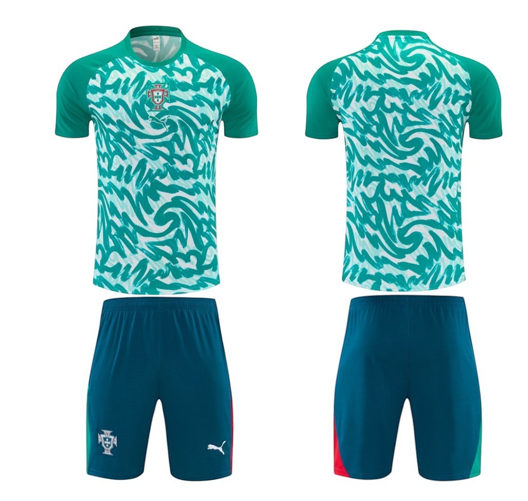 Conjunto de treino Velukz para Portugal 2026 com t-shirt verde e branca com padrão abstrato e calções azuis escuros com detalhes vermelhos e verdes.